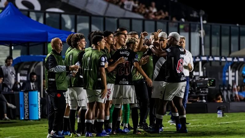 Jogadores do Vasco comemoram gol contra o Barracas Central