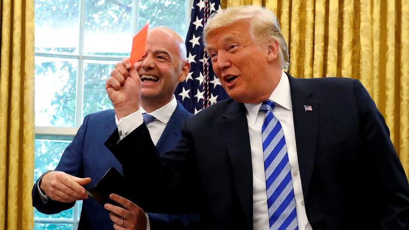 O presidente dos EUA, Donald Trump, exibe um cartão vermelho durante encontro com o presidente da Fifa, Gianni Infantino