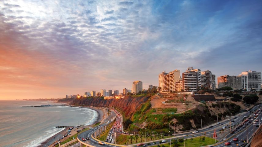 Lima, Peru, ao longo da costa, também conhecida como Circuito de Praias da Costa Verde, ao pôr do sol na hora dourada.