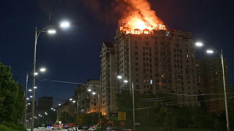 Nova ofensiva com mísseis e drones deixou dezenas de feridos na capital ucraniana; Zelenski cobrou reforço da defesa aérea e apoio dos aliados durante reunião da aliança militar
