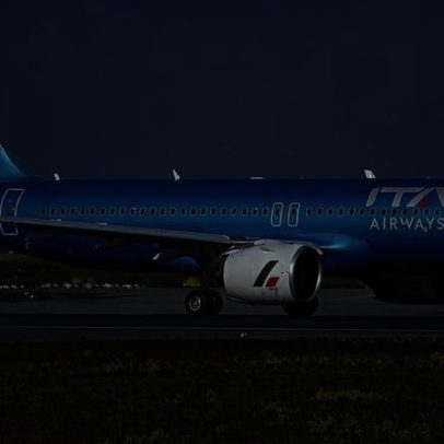 Vulcão entra em erupção e cancela voos, levando ao fechamento de aeroporto