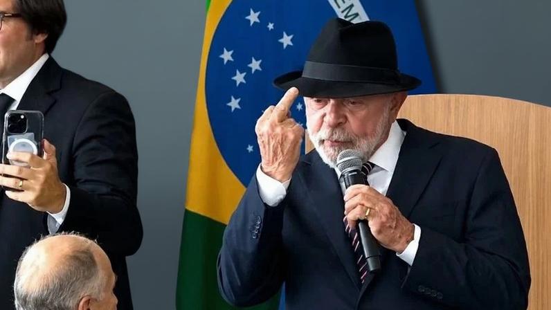 Oposição critica Lula por exibir dedo do meio em discurso