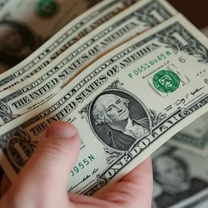 Dólar fecha quase estável apesar de empregos nos EUA fracos
