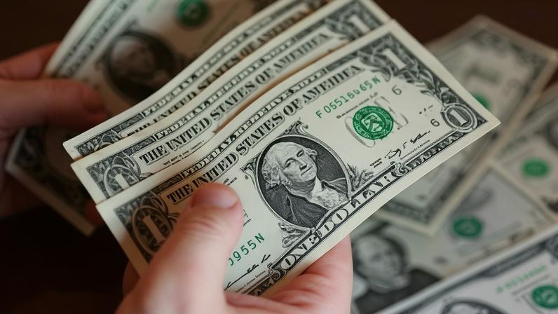 Dólar fecha quase estável apesar de empregos nos EUA fracos