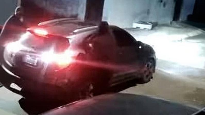 Câmeras registraram momento em que criminosos chegaram em veículo e efetuaram vários disparos