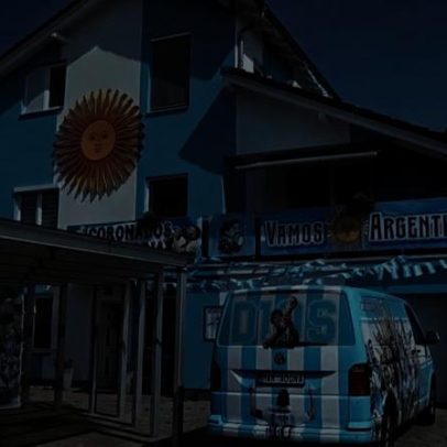 Morador na República Tcheca transforma casa para homenagear seleção argentina