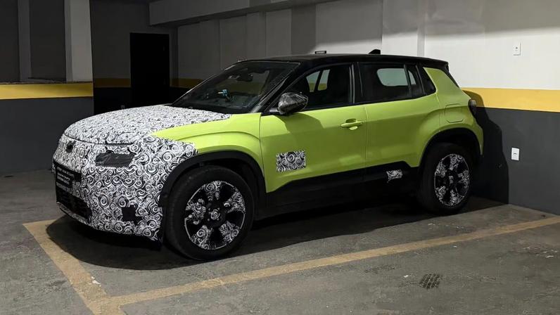 Jeep Avenger em um estacionamento