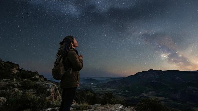 Seu corpo guarda átomos forjados em estrelas que morreram bilhões de anos antes da Terra. (Imagem: Fala Ciência via Gemini)