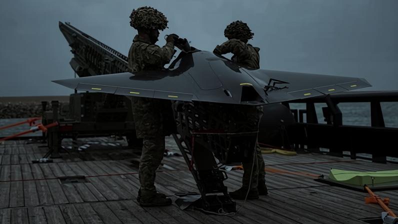 Vídeo: Marinha britânica testa drone com capacidade de ataque no mar