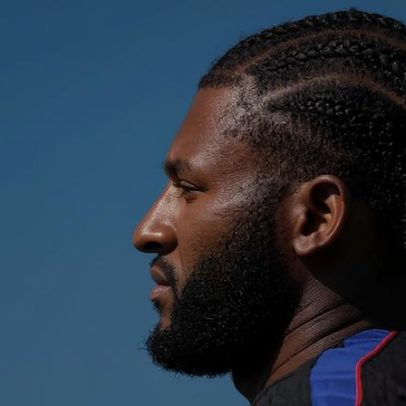 Jogador da seleção dos EUA Mark McKenzie lidera orações pós-jogo