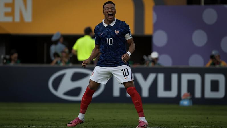 Mbappé comemora o segundo gol dele na vitória da França sobre a Suécia (Foto: Charly Triballeau / AFP)