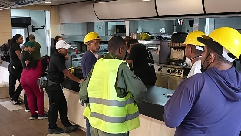 Médicos transformam McDonald's na Venezuela em hospital após terremoto