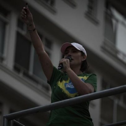 Análise sugere possível picada da mosca azul envolvendo Michelle Bolsonaro
