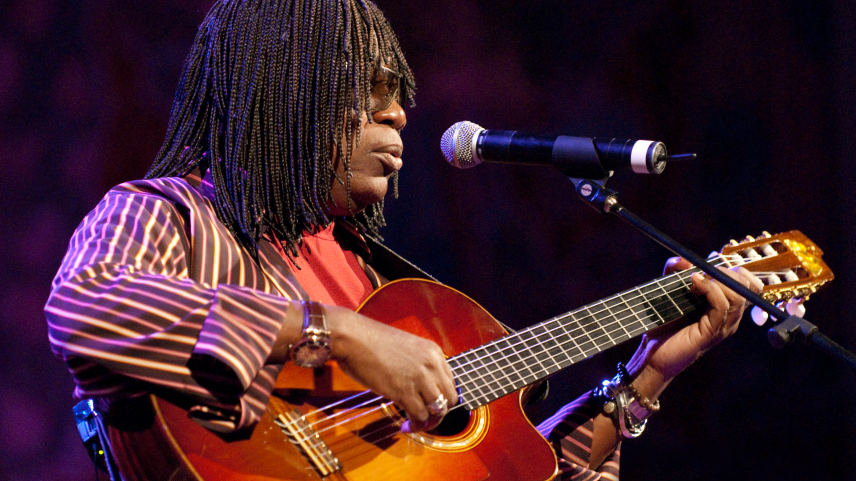 Milton Nascimento recebe alta após tratar pneumonia, diz filho