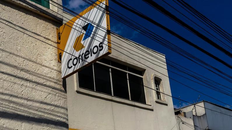 O governo e os diretores dos Correios argumentam que só a empresa garante serviço de entrega a todos, diferentemente das concorrentes privadas