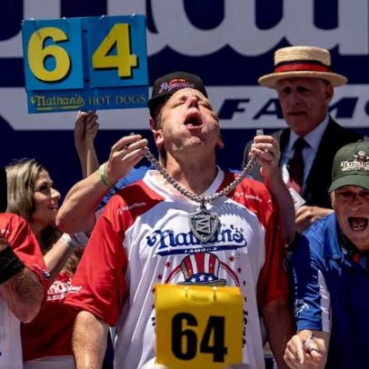 Americano vence concurso de cachorros-quentes ao comer 66 unidades