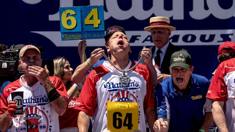 Joey Chestnut takes a deep breath as time is called in the 2026 Nathan's Famous Fourth of July hot dog eating contest at Coney Island in the Brooklyn borough of New York, Saturday, July 4, 2026. (AP Photo/Anna Connors). Foto: Anna Connors