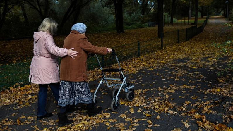 A economia do cuidado corresponde a atividades diretas de cuidado, como ajudar um idoso em sua vida diária, e indiretas, como limpar a casa