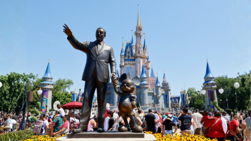 Uma estátua de Walt Disney e Mickey Mouse permanece em um jardim em frente ao Castelo da Cinderela no Magic Kingdom Park, no Walt Disney World, em 31 de maio de 2024, em Orlando, Flórida.