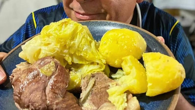 Fårikål norueguês preparado pelo chef Carlos Ribeiro