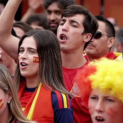 Torcida espanhola ocupa ruas de Los Angeles