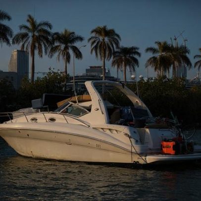 Boom de superiates em Miami eleva custos náuticos e deixa cemitério de barcos