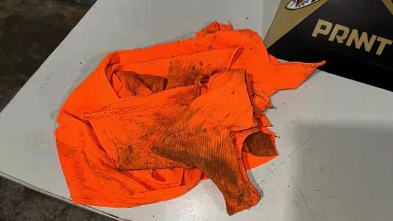 Mulher foi encontrada com roupas rasgadas e corda ainda no pescoço