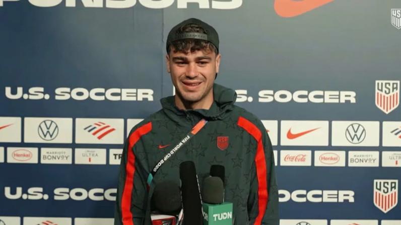 Gio Reyna fala sobre a influência do pai, o ex-capitão da seleção dos Estados Unidos Claudio Reyna. Ele diz que aprendeu muito com ele, mas quer construir sua própria história com a seleção americana.