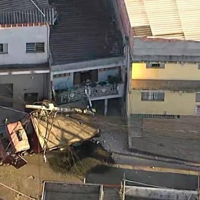Caminhão derruba poste e atinge casa na zona sul de SP