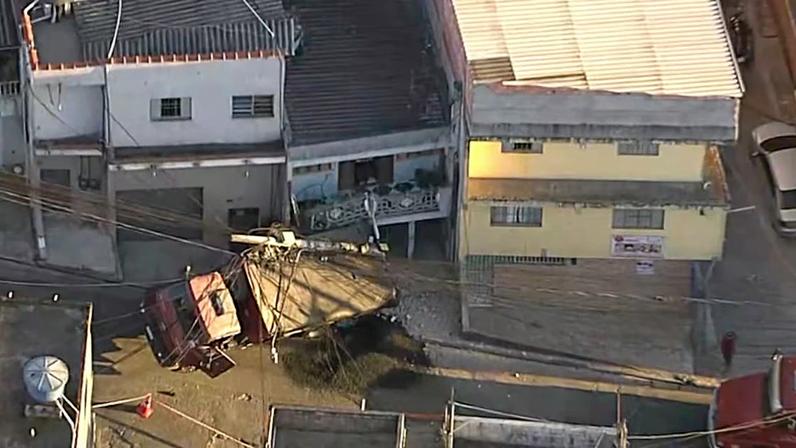 Caminhão atingiu uma casa na zona sul de São Paulo.