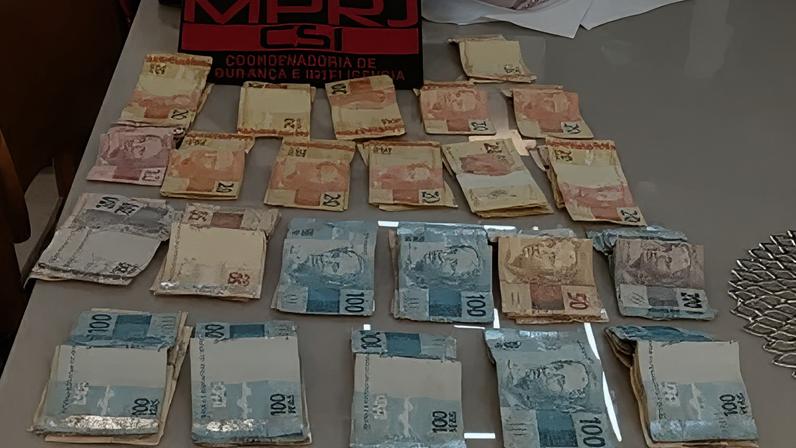 Celulares e quantia em dinheiro apreendidos durante a operação do GAECO/MPRJ que investiga policiais militares suspeitos de receber propina de traficantes na Baixada Fluminense.