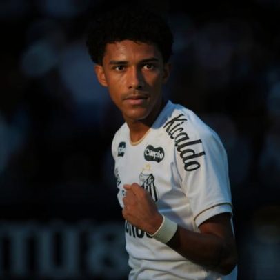 Filho de Robinho abandona homenagem ao pai e volta a vestir Juninho no Santos