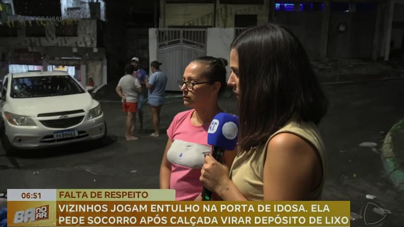 Entulho na porta de idosa: vizinhos transformam calçada em depósito