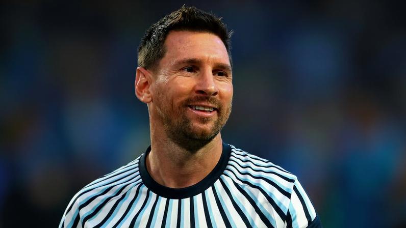 Ex-jogador afirma que o futebol brasileiro costuma descartar atletas experientes cedo demais e usa craque argentino como exemplo