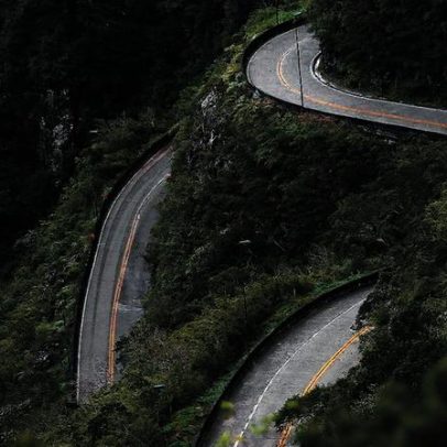 Andar em linha reta é sempre virtude diante da vida sinuosa?