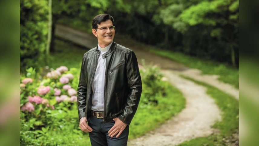 ANTENADO - O clérigo: “Temos que ser uma presença de Deus na internet” (Washington Possato/.)
