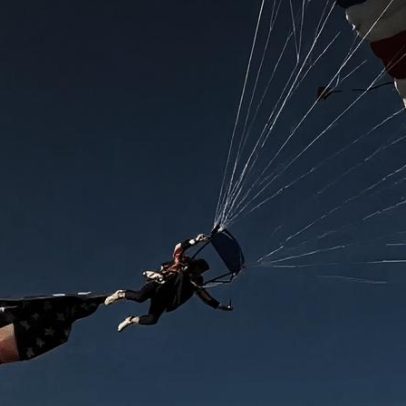 Paraquedista com bandeira dos EUA sofre acidente em rodeio