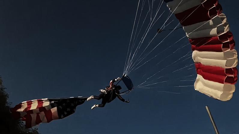 Paraquedista com bandeira dos EUA sofre acidente em rodeio