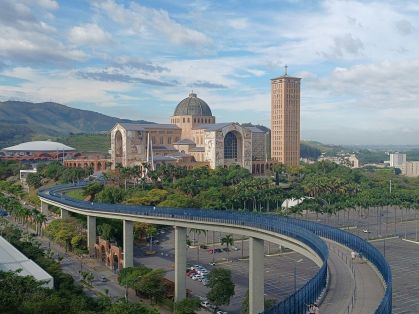 Milhares de romeiros vão a pé para o Santuário de Aparecida todos os anos
