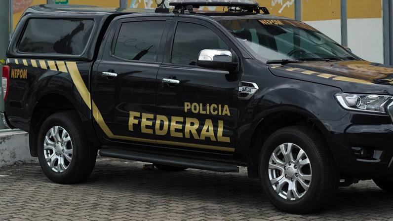 Viatura Ford da Polícia Federal, estacionada no porto marítimo da cidade de Salvador, Bahia.
