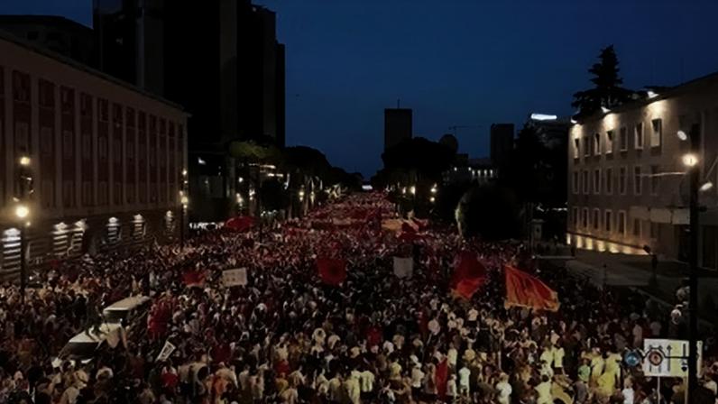 Protestos ganharam as ruas da capital da Albânia