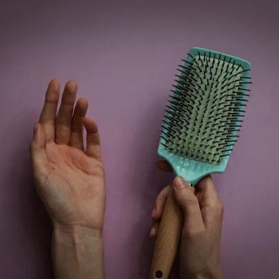 Por que o cabelo muda na menopausa e como evitar alterações