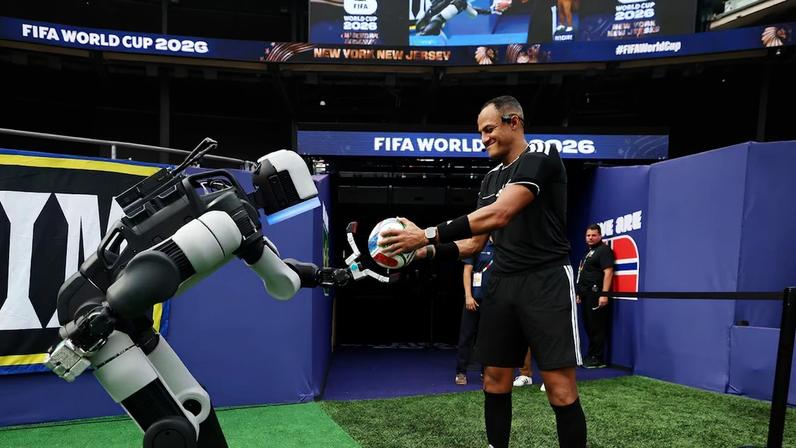 Aparição do Atlas marca a primeira demonstração pública ao vivo do robô desde que sua versão pronta para produção foi apresentada na feira de tecnologia CES, em janeiro.