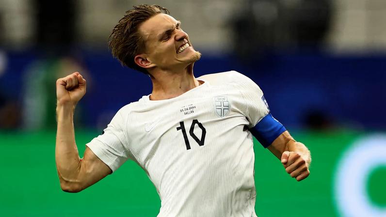 Martin Ødegaard, capitão da Noruega, comemora após vitória