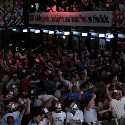 Torcida inglesa celebra vitória dos Three Lions sobre o México