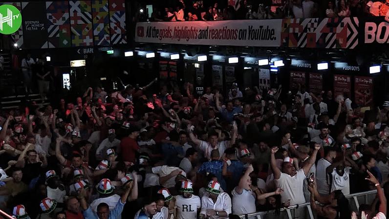 Torcida inglesa celebra vitória dos Three Lions sobre o México