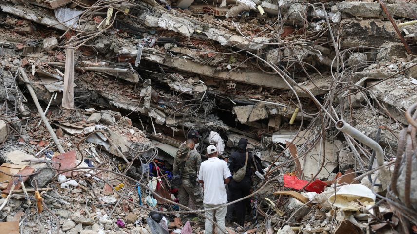 Segundo o governo, os terremotos deixaram mais de 2.295 mortos e mais de 11 mil feridos