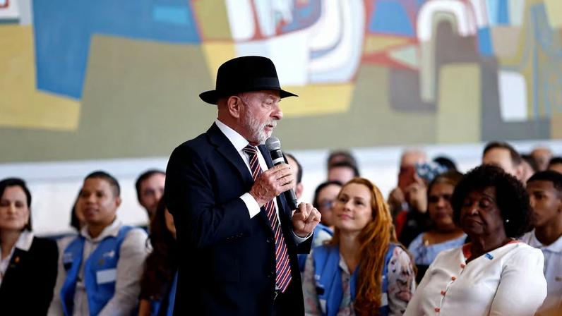 Lula, em solenidade no Planalto, antes de Diretório do PT definir critérios para rateio dos recursos.
