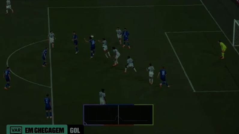 Gráfico mostra o exato momento em que o jogador croata toca na bola: impedimento tecnológico (CazéTV/Reprodução)