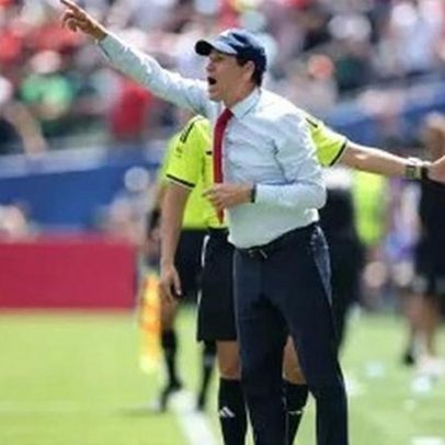 Técnico belga critica FIFA após anulação da suspensão de Balogun
